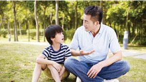 Con mắc lỗi đừng vội quát mắng, bố mẹ hãy hỏi 8 câu này để trẻ hiểu vấn đề và phát triển tư duy