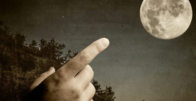 Sách là mặt trăng hay ngón tay?